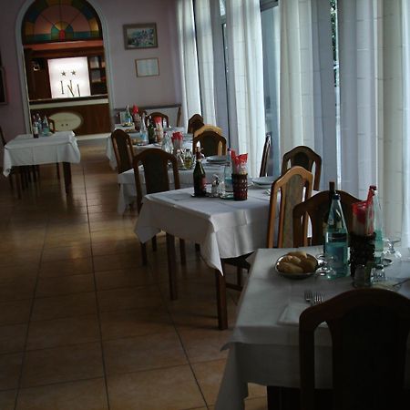 Hotel Mignon 50 Mt Dalla Spiaggia E Dall'Isola Pedonale Алассио Экстерьер фото