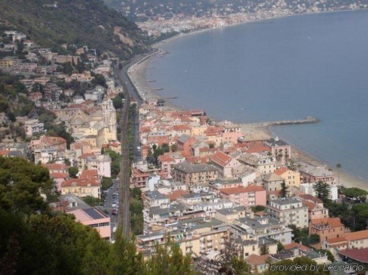 Hotel Mignon 50 Mt Dalla Spiaggia E Dall'Isola Pedonale Алассио Экстерьер фото