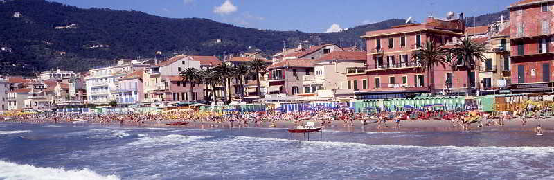 Hotel Mignon 50 Mt Dalla Spiaggia E Dall'Isola Pedonale Алассио Экстерьер фото