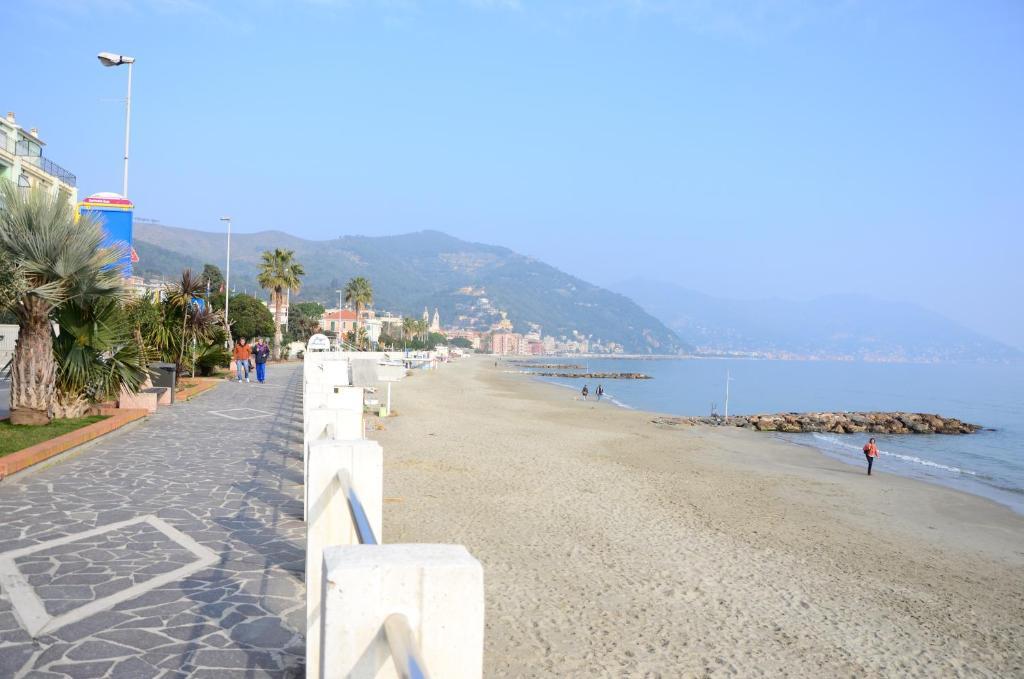 Hotel Mignon 50 Mt Dalla Spiaggia E Dall'Isola Pedonale Алассио Экстерьер фото